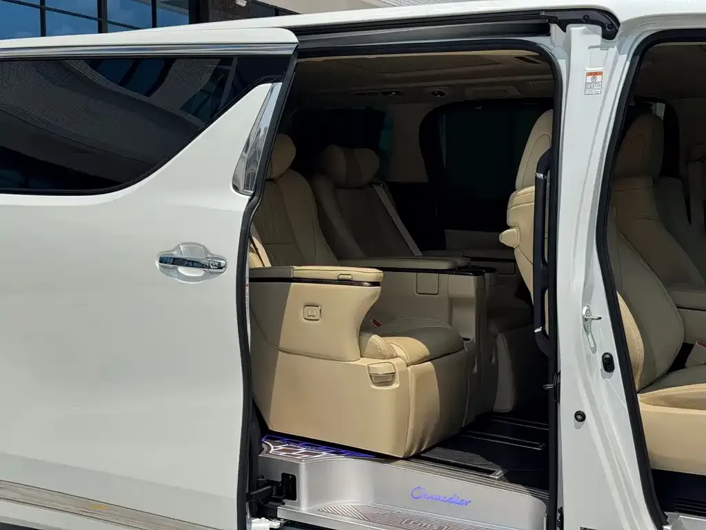 Toyota Alphard — фото 10