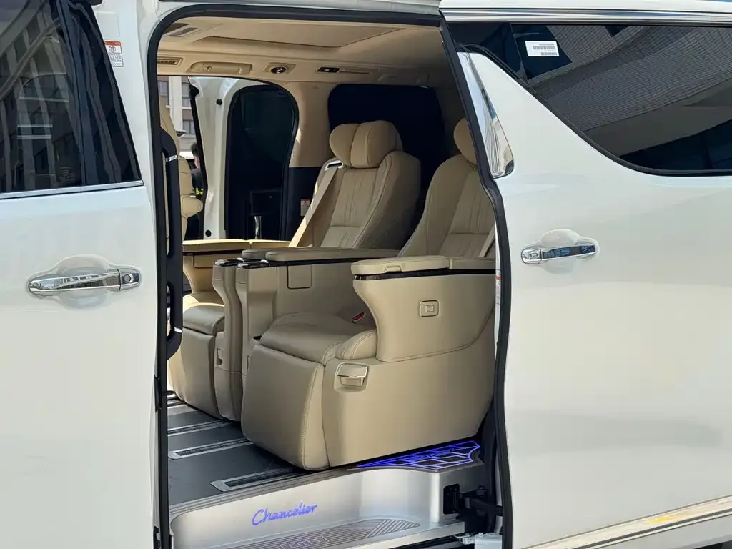 Toyota Alphard — фото 2