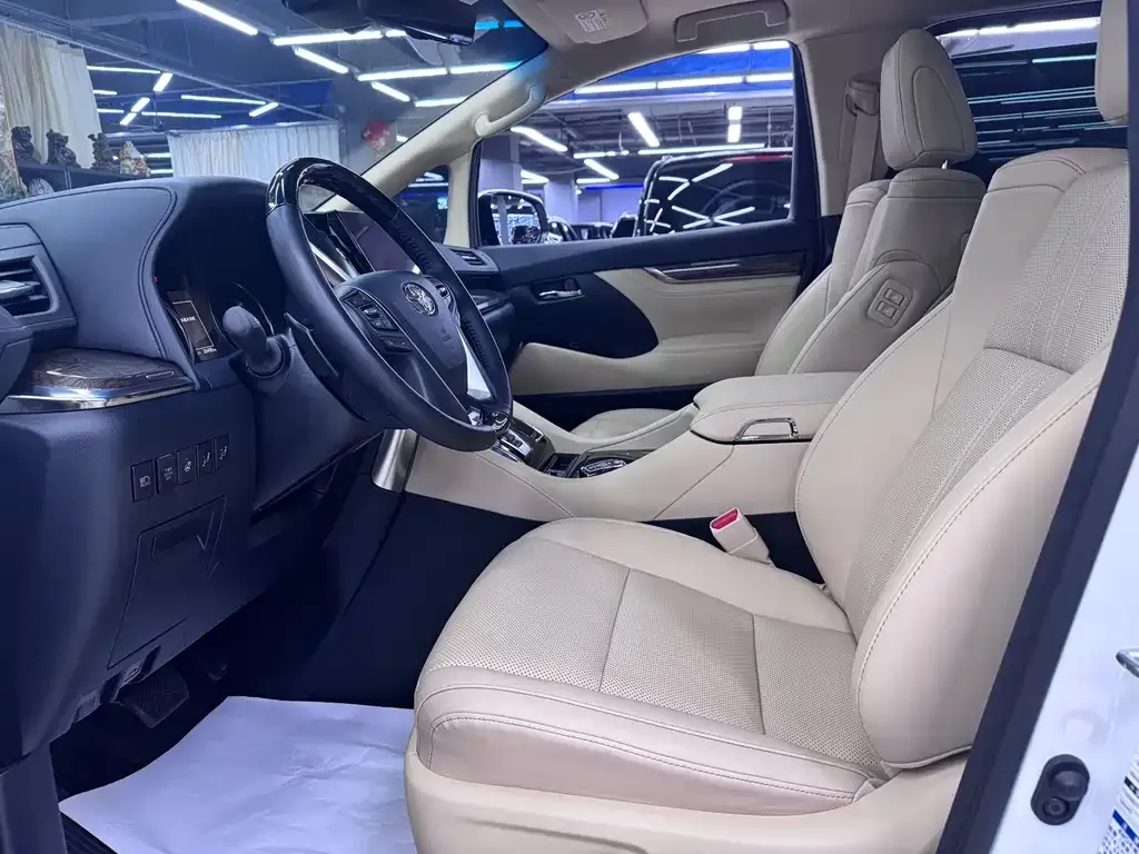 Toyota Alphard — фото 5