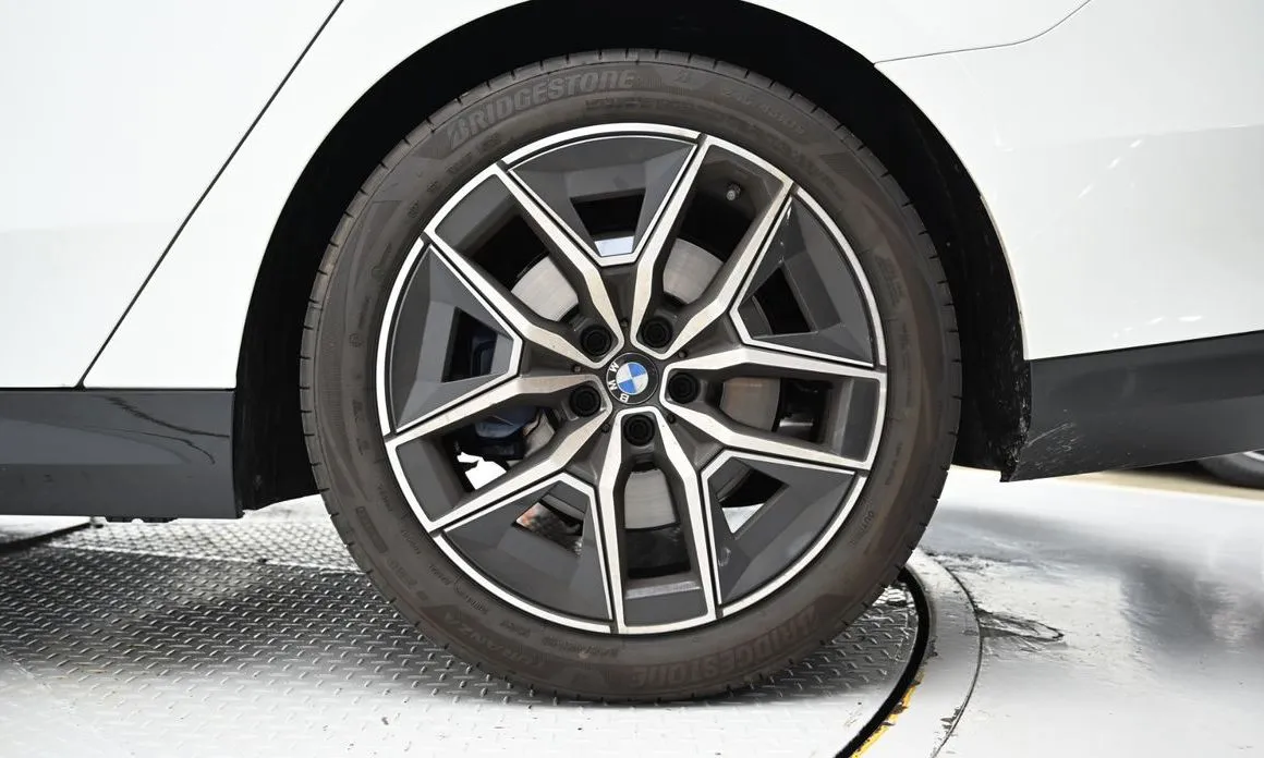 BMW 5-Series — фото 10