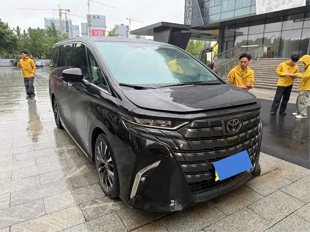 Toyota Alphard — фото 1