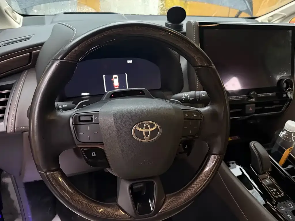 Toyota Alphard — фото 4