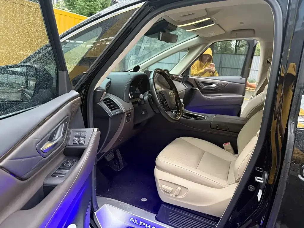 Toyota Alphard — фото 8