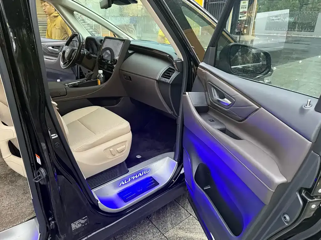 Toyota Alphard — фото 3