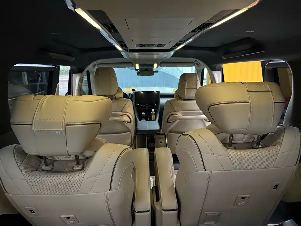 Toyota Alphard — фото 2