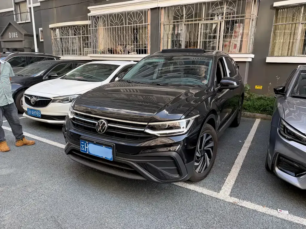 Volkswagen Tiguan L — фото 1