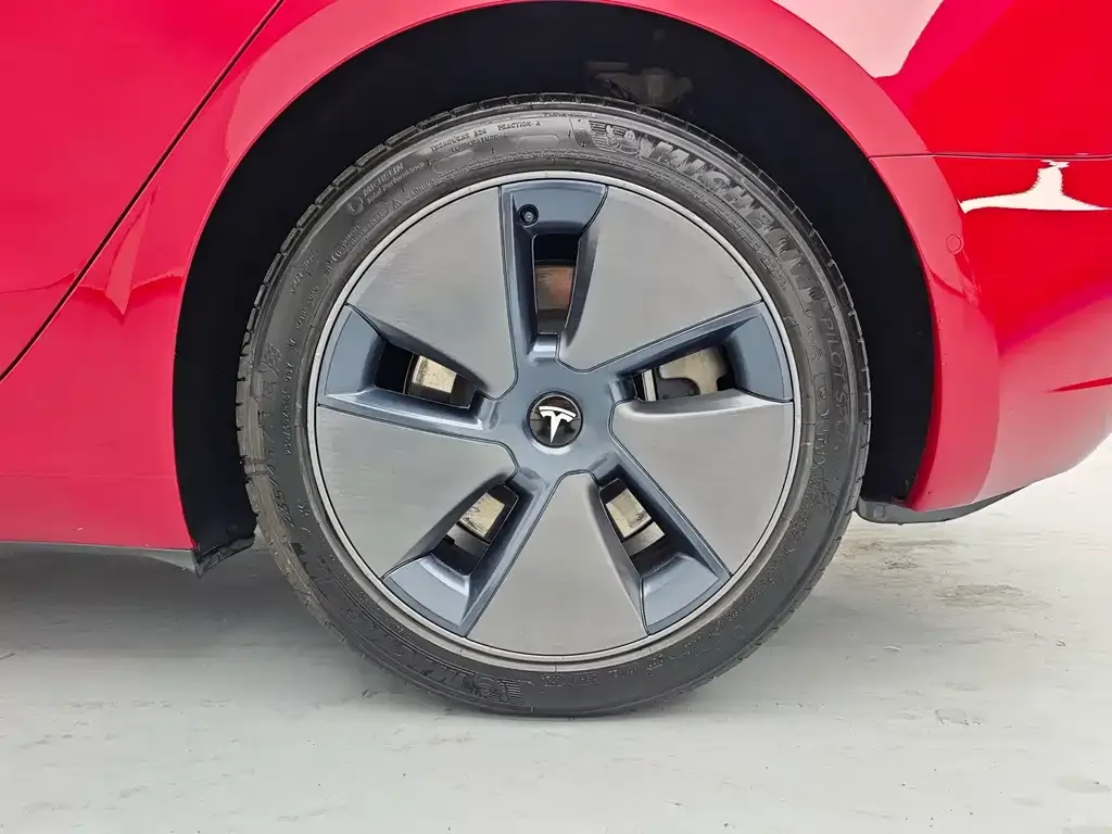 Tesla Model 3 — фото 8