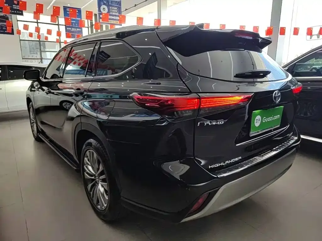 Toyota Highlander — фото 1