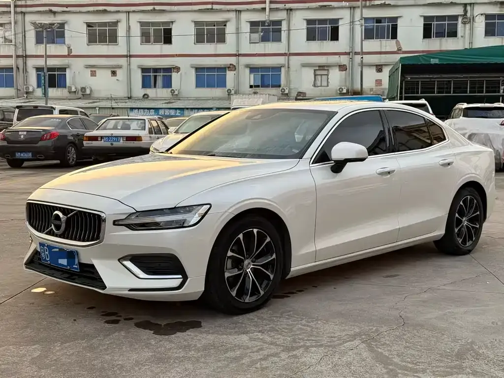 Volvo S60 — фото 1