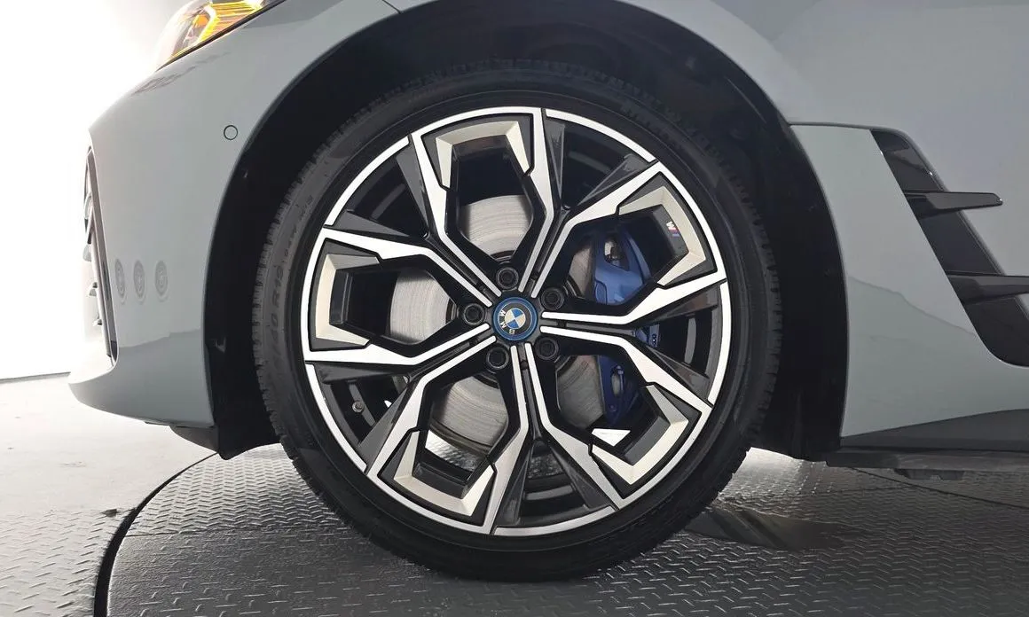 BMW i4 — фото 9