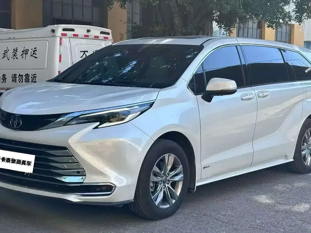 Toyota Sienna — фото 1
