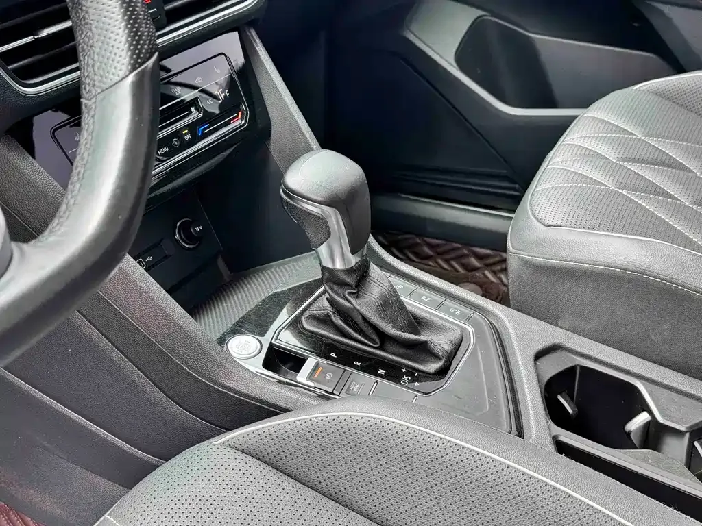 Volkswagen Tiguan L — фото 10