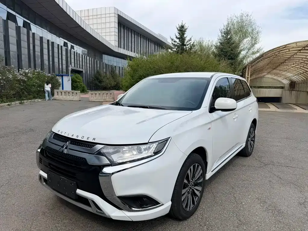 Mitsubishi Outlander — фото 1