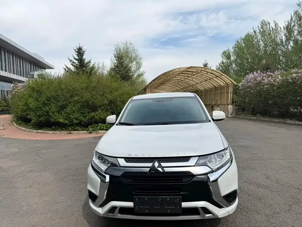 Mitsubishi Outlander — фото 2