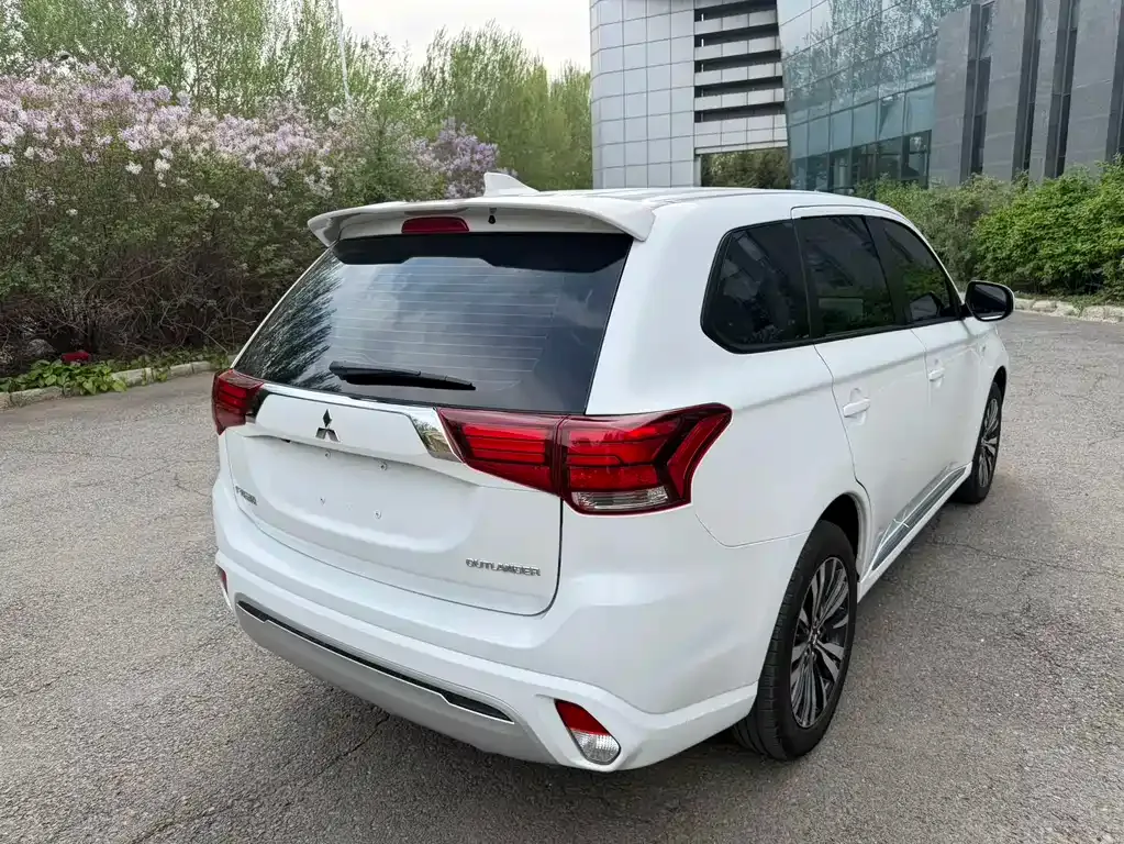 Mitsubishi Outlander — фото 7
