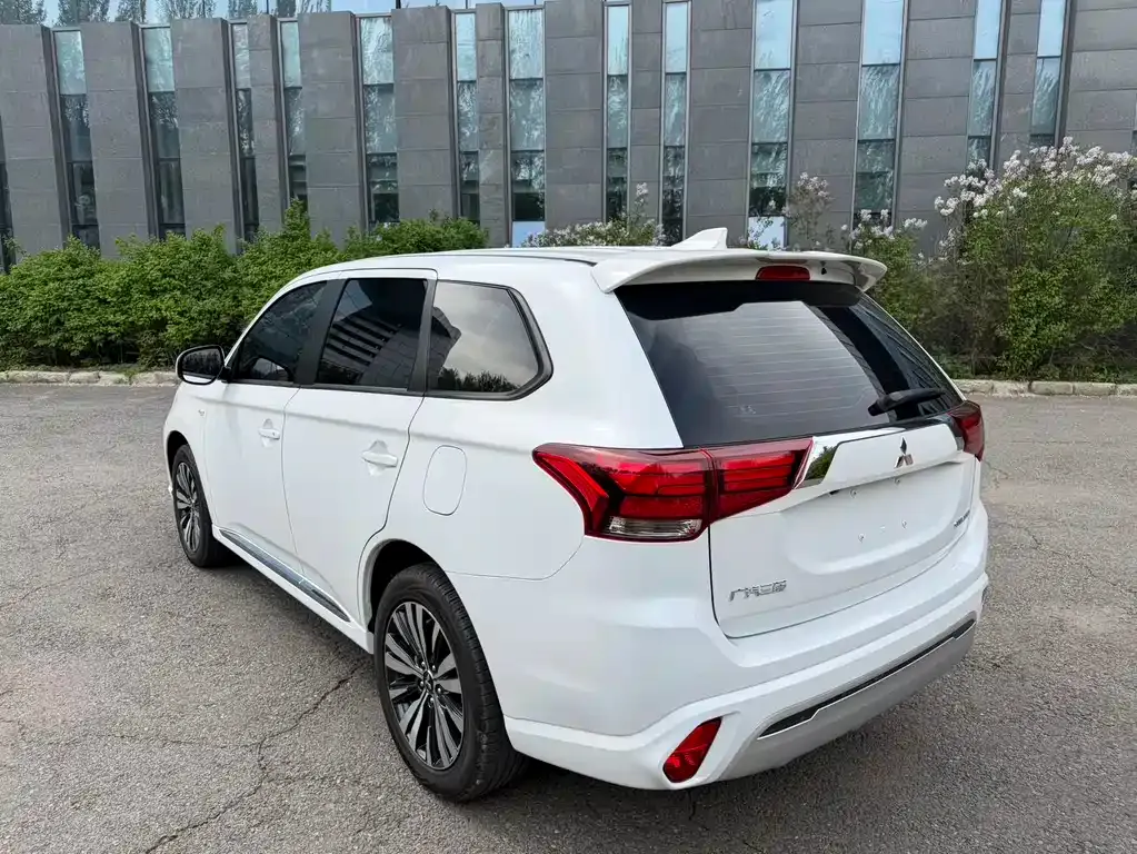 Mitsubishi Outlander — фото 10