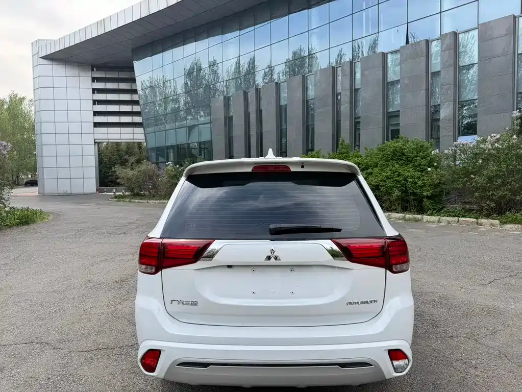 Mitsubishi Outlander — фото 4