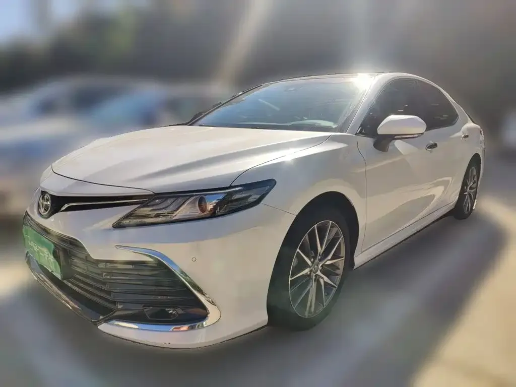 Toyota Camry — фото 1