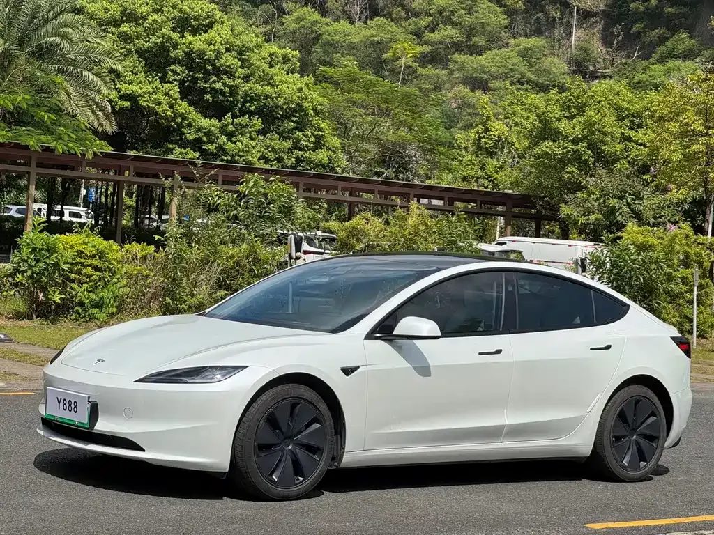 Tesla Model 3 — фото 1