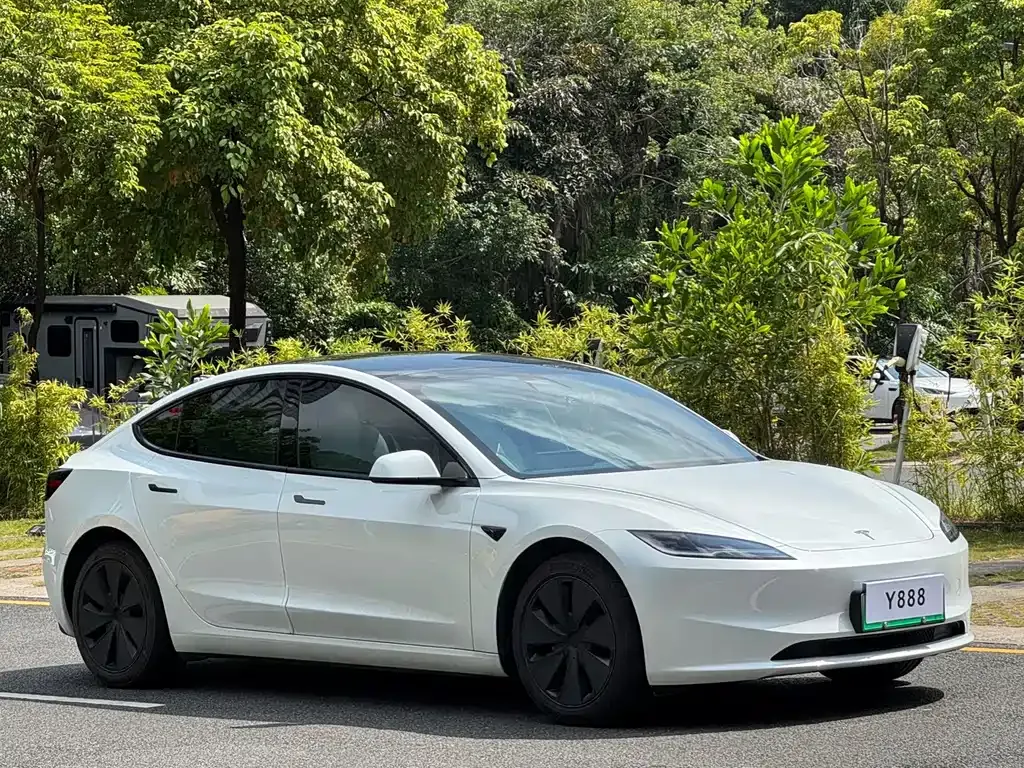 Tesla Model 3 — фото 10