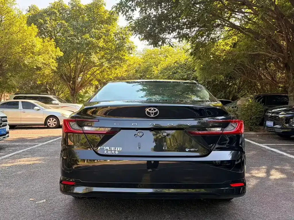 Toyota Camry — фото 2