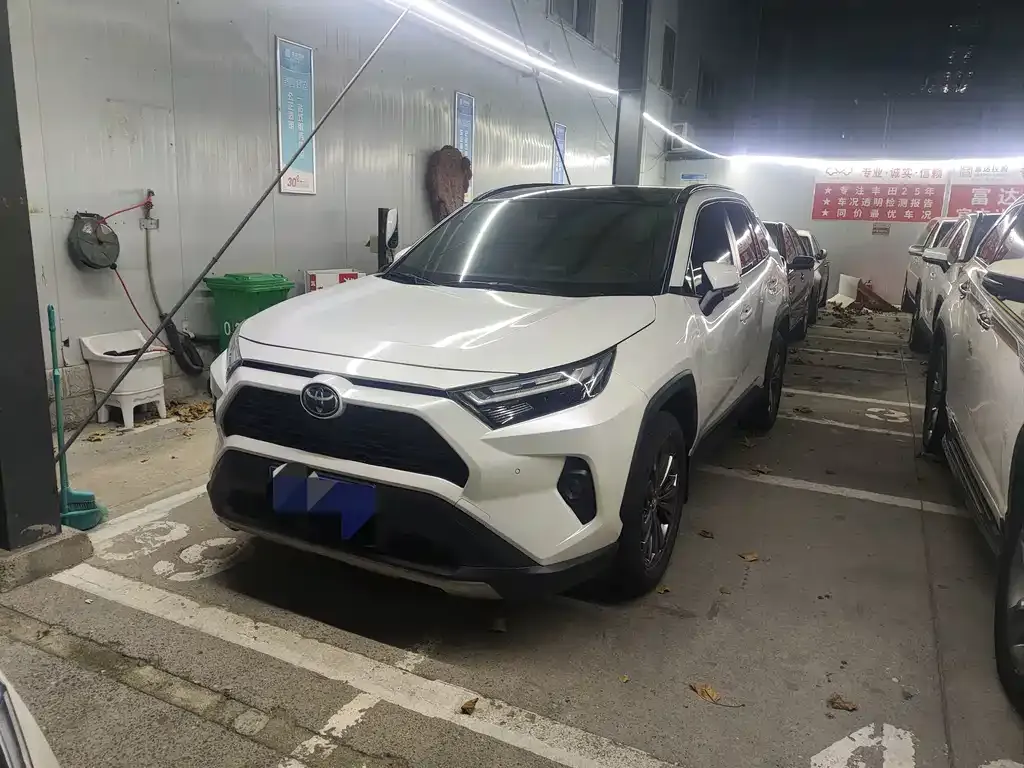 Toyota RAV4 — фото 1