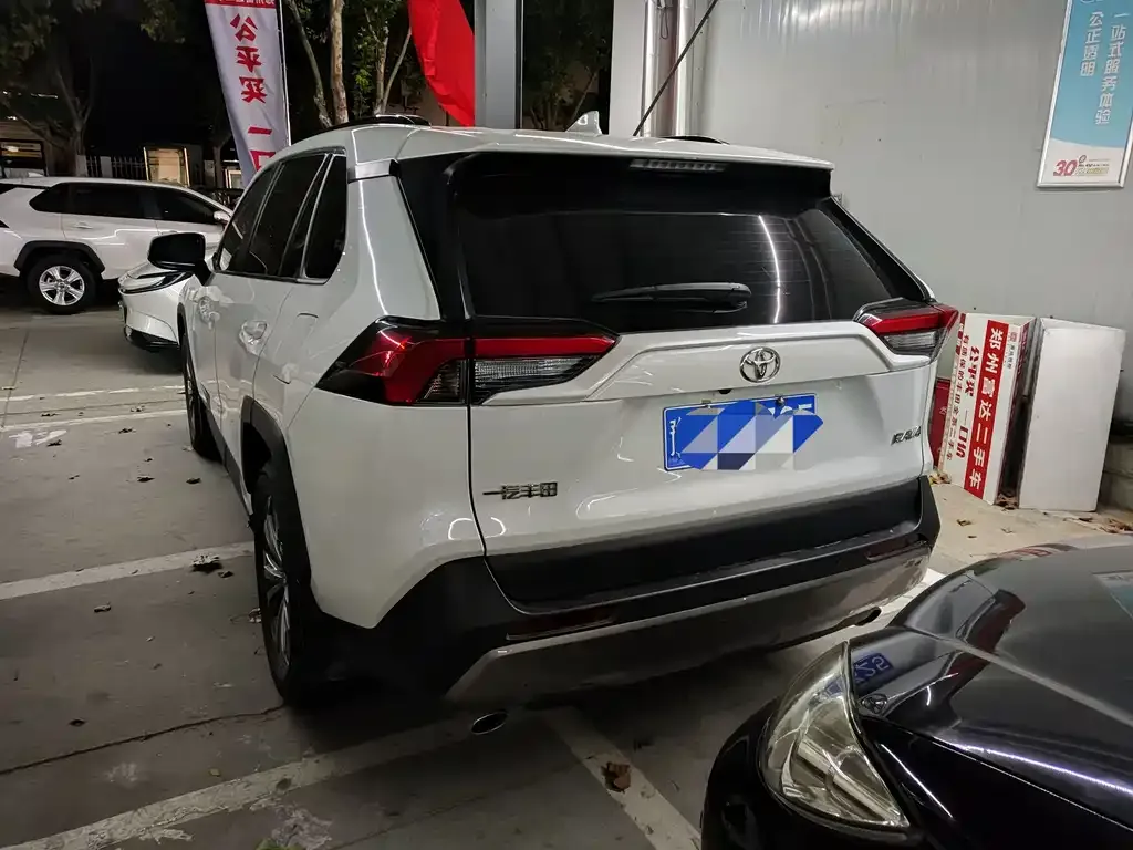 Toyota RAV4 — фото 8