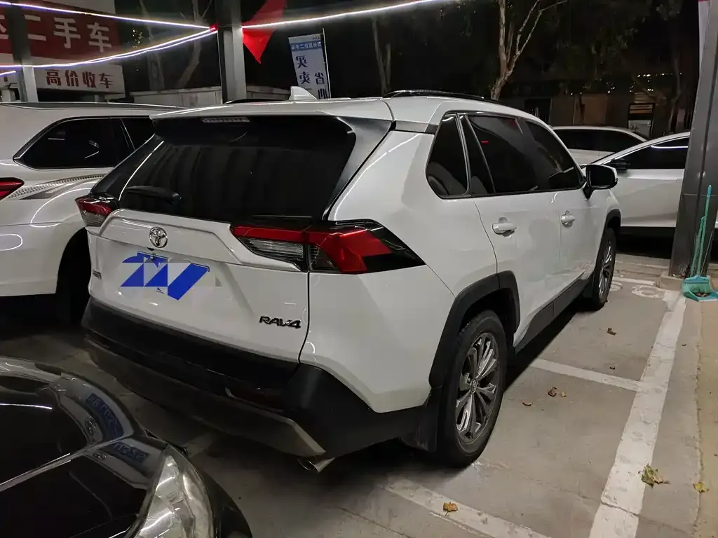 Toyota RAV4 — фото 7