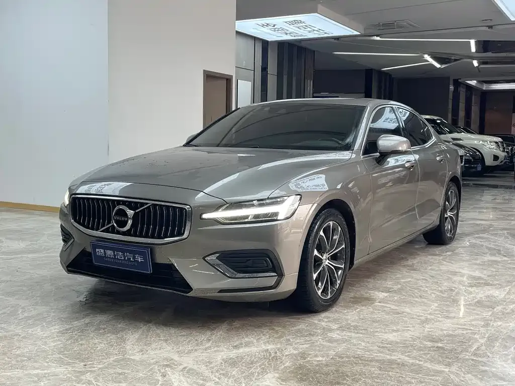 Volvo S60 — фото 1