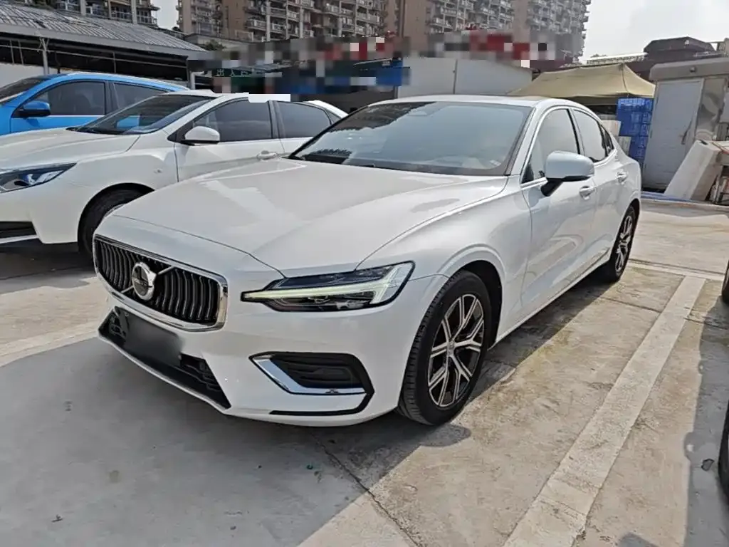 Volvo S60 — фото 1