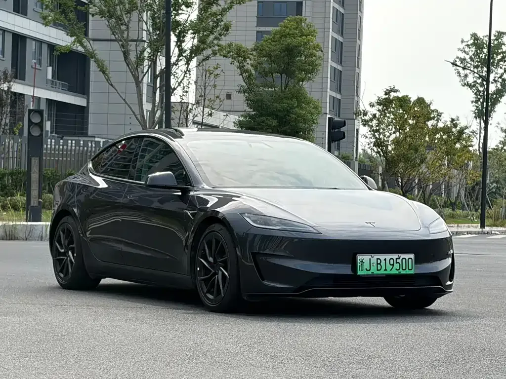 Tesla Model 3 — фото 9