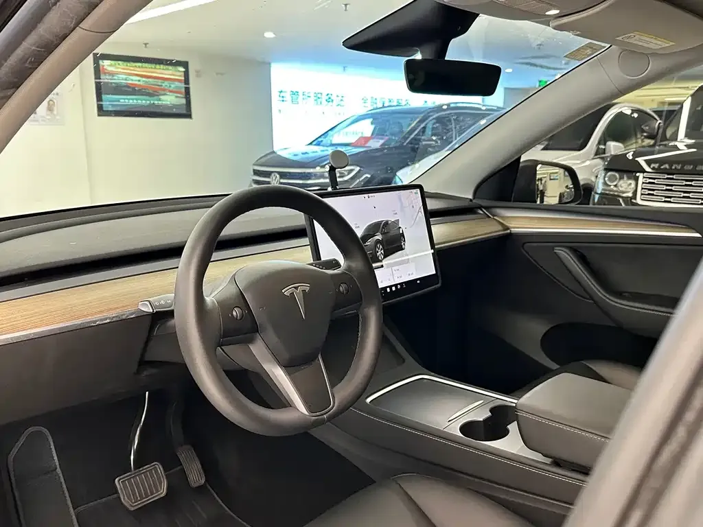 Tesla Model Y — фото 3