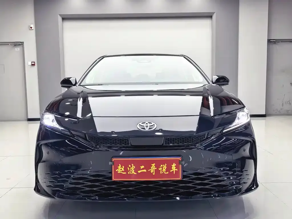 Toyota Camry — фото 1