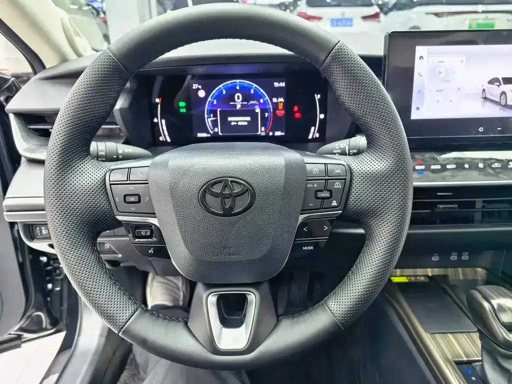 Toyota Camry — фото 10