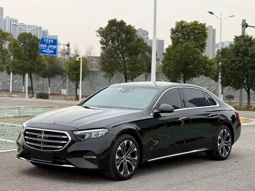 Mercedes-Benz E-Class — фото 1