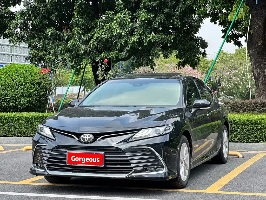 Toyota Camry — фото 1