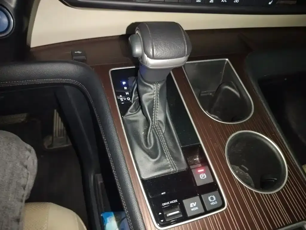 Toyota Granvia — фото 10