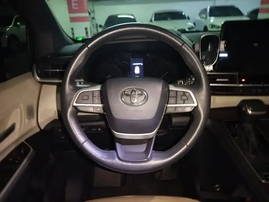 Toyota Granvia — фото 5