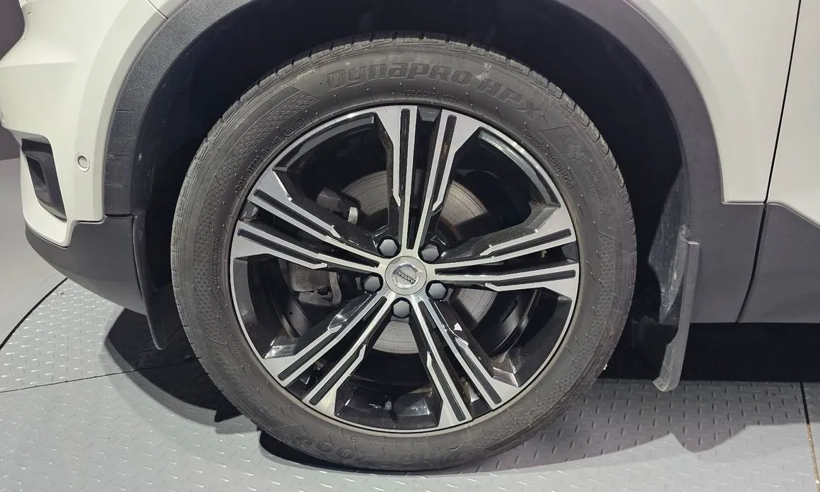 Volvo XC40 — фото 10