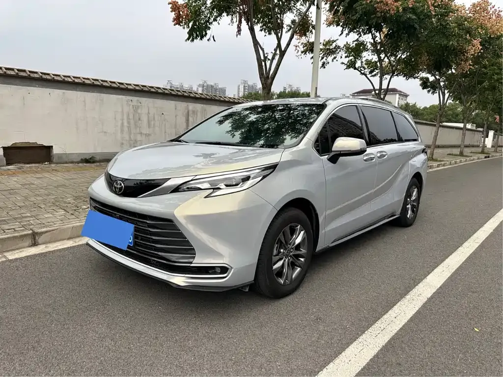 Toyota Sienna — фото 1