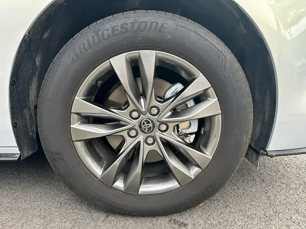Toyota Sienna — фото 10