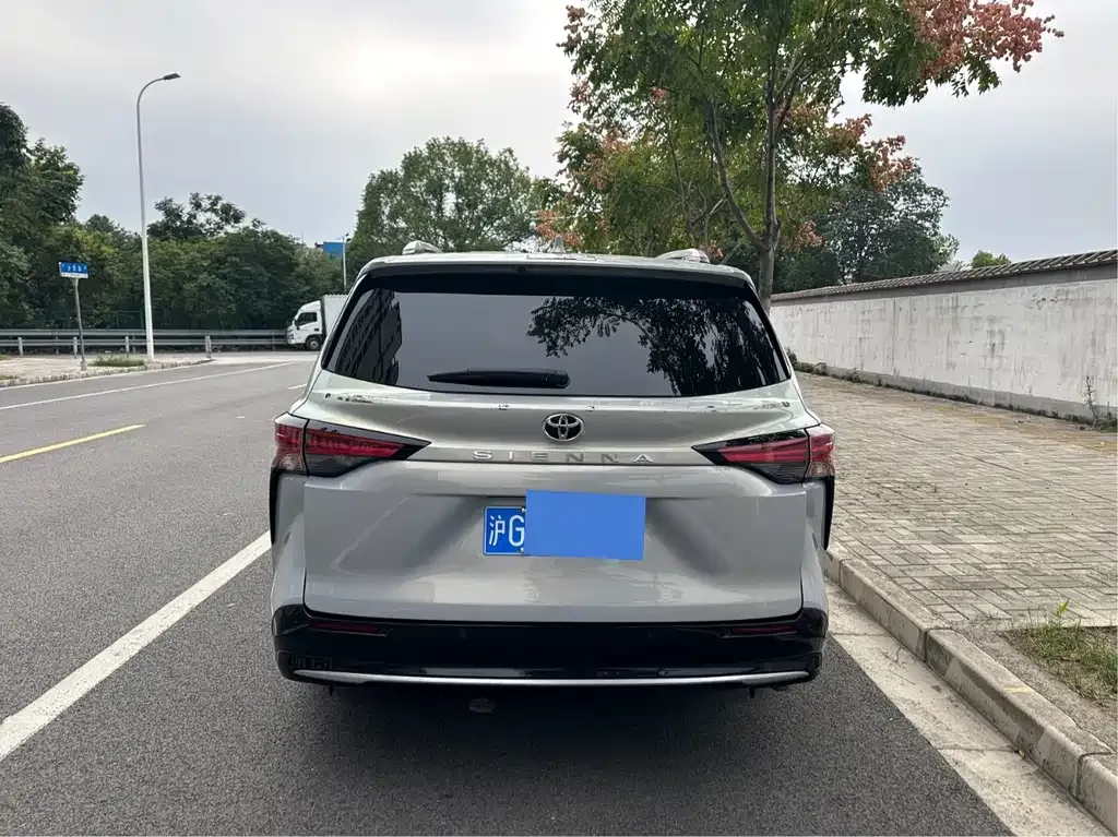 Toyota Sienna — фото 9
