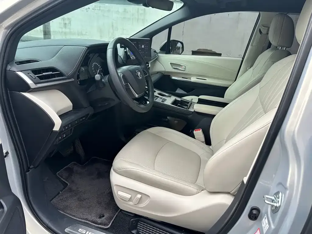 Toyota Sienna — фото 4