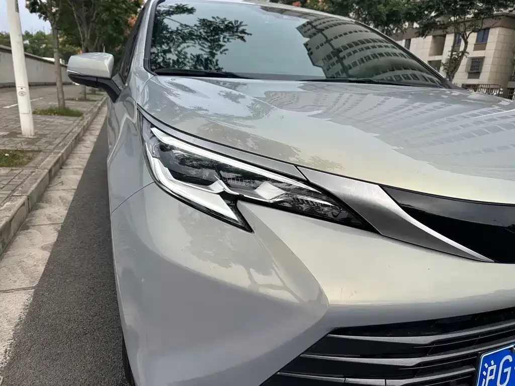 Toyota Sienna — фото 3