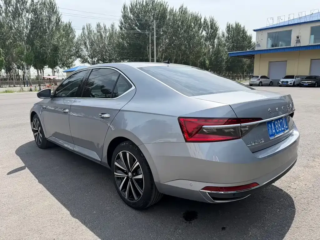 Skoda Superb — фото 9