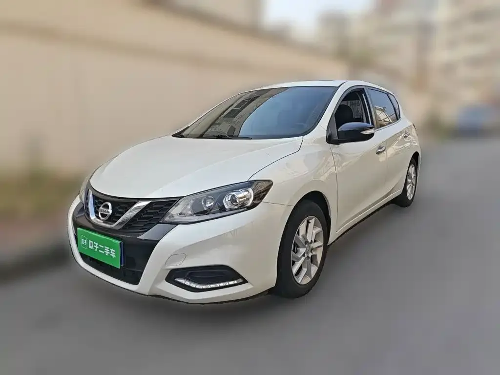 Nissan Tiida — фото 1