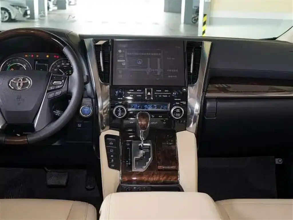 Toyota Alphard — фото 2