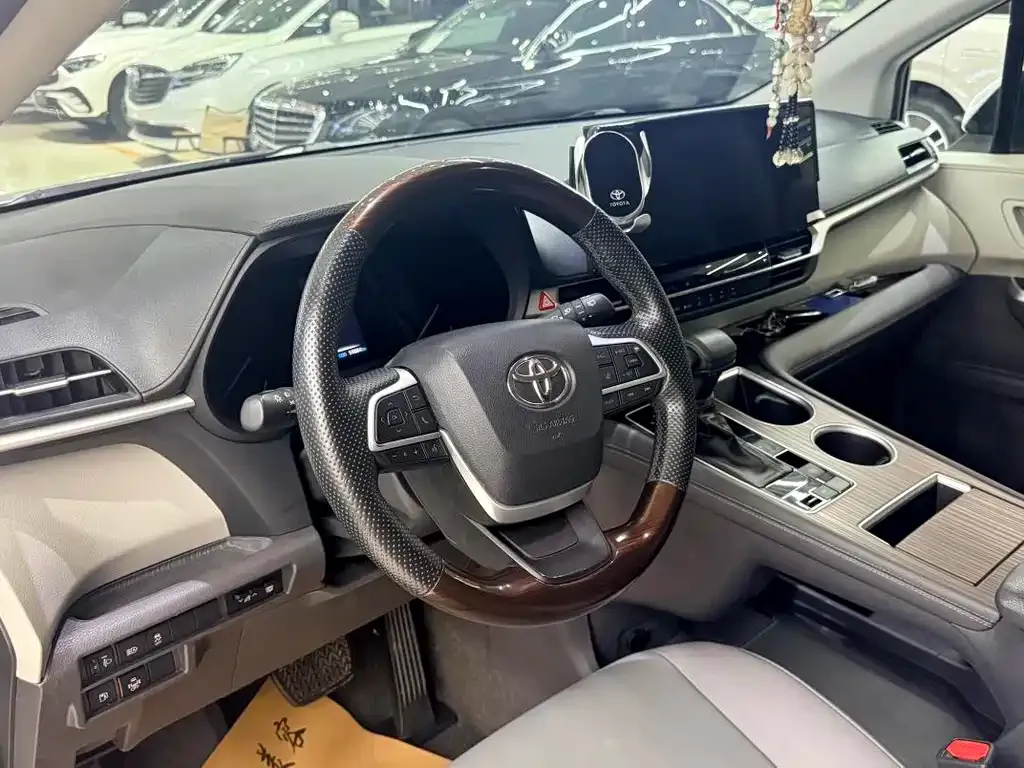 Toyota Granvia — фото 4