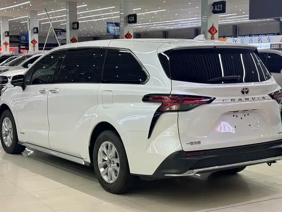 Toyota Granvia — фото 5