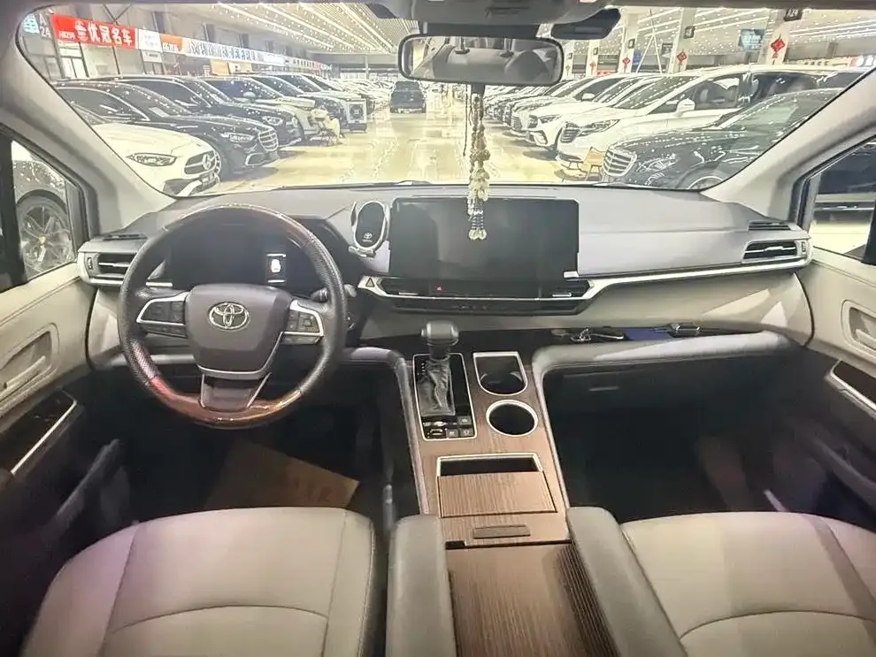 Toyota Granvia — фото 10